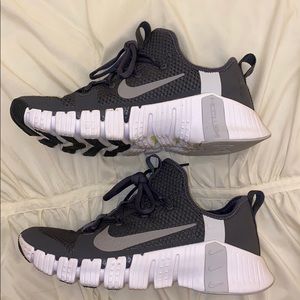 Gray Nike free metcon 3